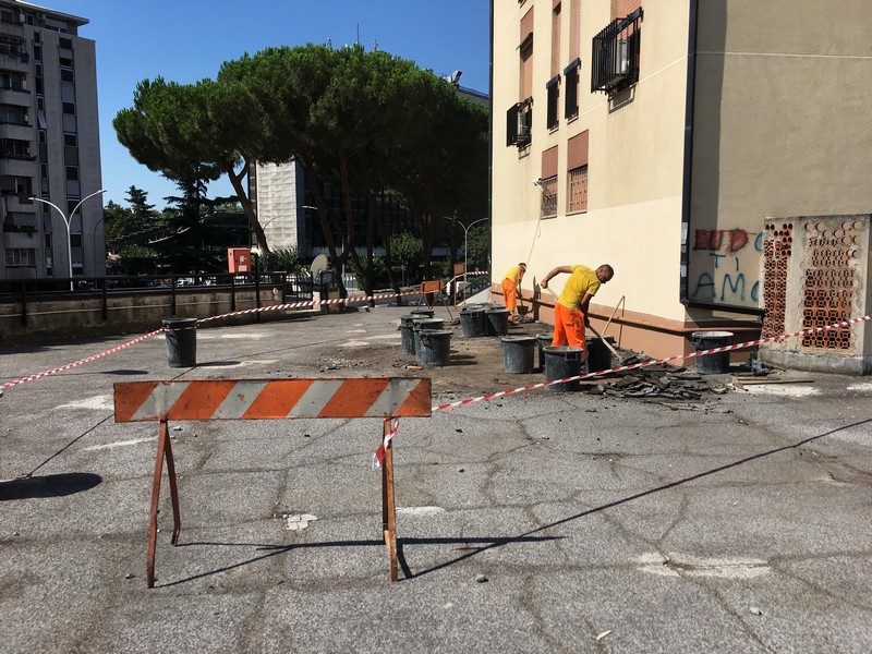 Pavimenti e rivestimenti in ceramica - marmo - linoleum - parquet - resine industriali e di arredo